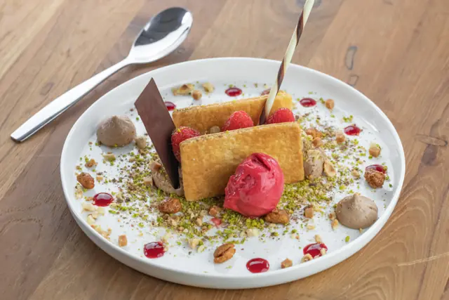 Pain perdu, sorbet framboise et pistache