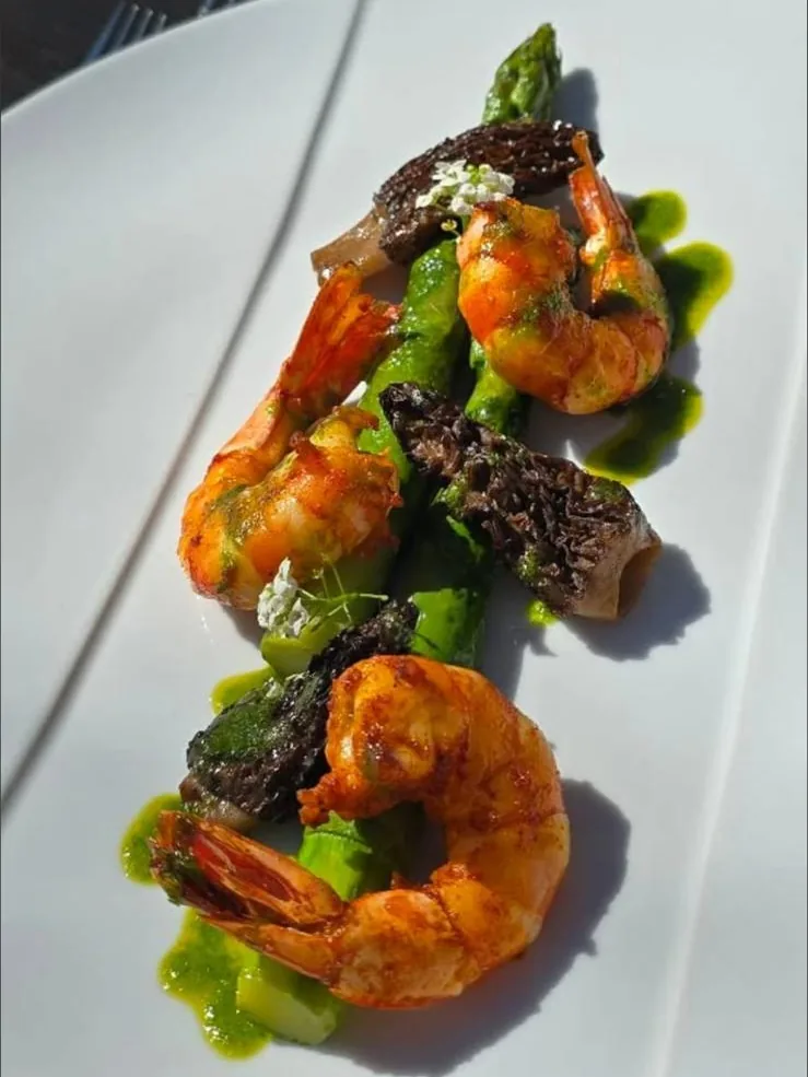 Gambas, asperges vertes et morilles, huile d'herbes