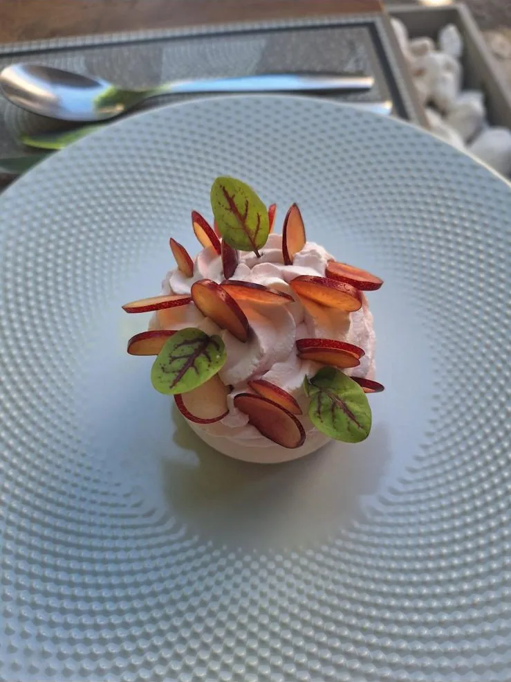 Dessert du chef : meringue, crème et fines tranches de fruit